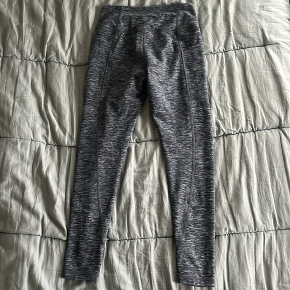 VICTORIA’s SECREt HEATHER GREY CAPRIS LEGGINGS - Picture 3 of 6